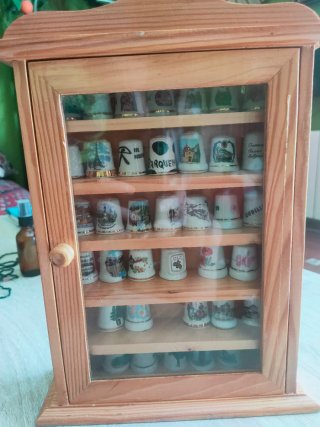 Colección de dedales de porcelana y armarito