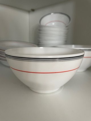 Vajilla de porcelana con detalles rojos