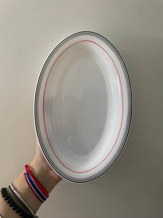 Vajilla de porcelana con detalles rojos