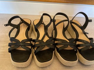 Sandalias esparto Sfera negras y beige