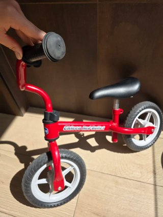 Bicicleta de aprendizaje sin pedales roja Chicco