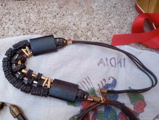 Lote de pulseras de piel y otras madera