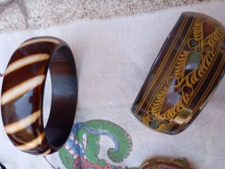 Lote de pulseras de piel y otras madera
