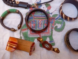 Lote de pulseras de piel y otras madera