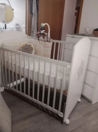 Cuna blanca con ruedas