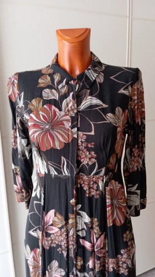 Vestido largo floral de  Zara.