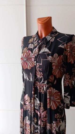 Vestido largo floral de  Zara.