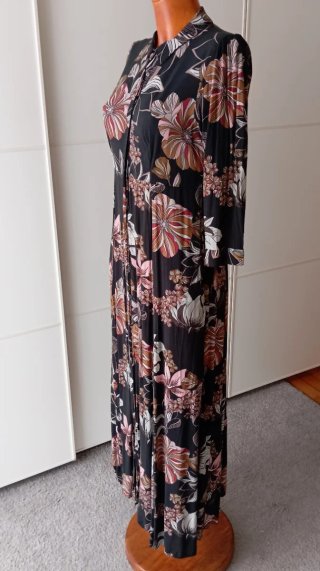 Vestido largo floral de  Zara.