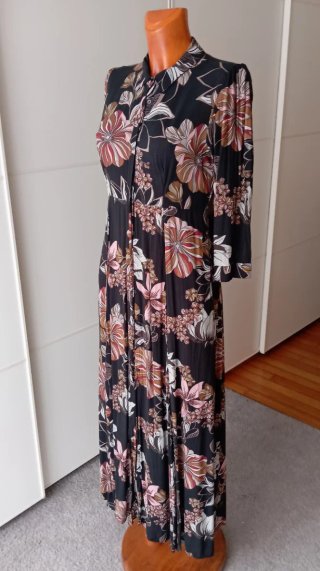 Vestido largo floral de  Zara.