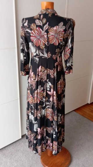 Vestido largo floral de  Zara.