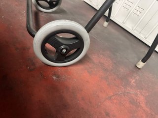 Andador para mayores con ruedas y como nuevo