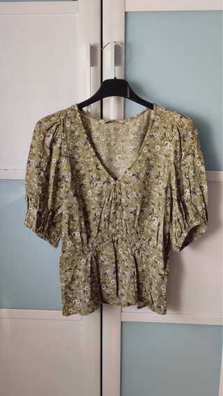 Blusa verde floral manga corta.