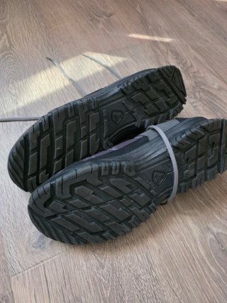 Zapatillas de senderismo grises y negras