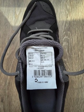 Zapatillas de senderismo grises y negras