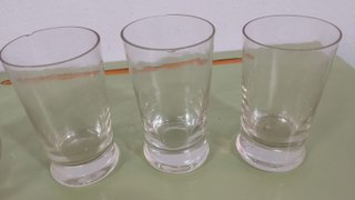 Caraffa e bicchieri di vetro antichi