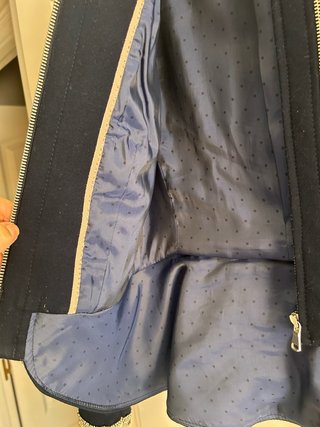 Chaqueta militar azul con adornos plateados