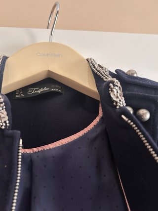 Chaqueta militar azul con adornos plateados