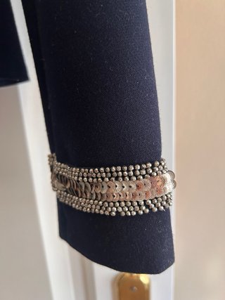 Chaqueta militar azul con adornos plateados