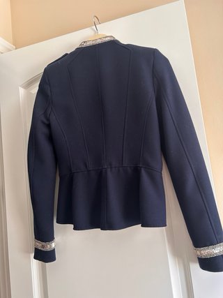 Chaqueta militar azul con adornos plateados