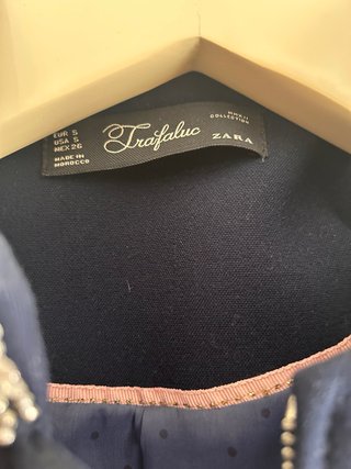 Chaqueta militar azul con adornos plateados