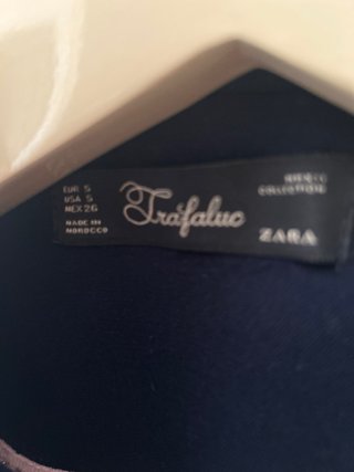 Chaqueta militar azul con adornos plateados