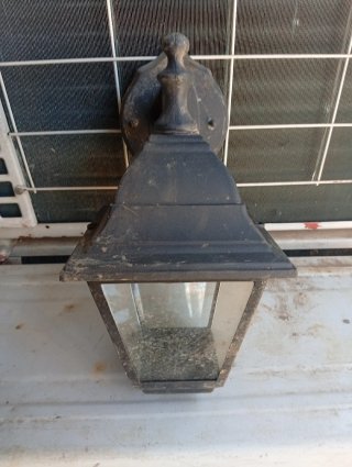 Farol de metal y cristal negro