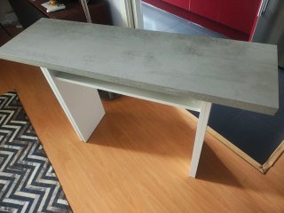 Mesa plegable gris y blanca