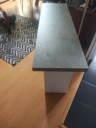 Mesa plegable gris y blanca
