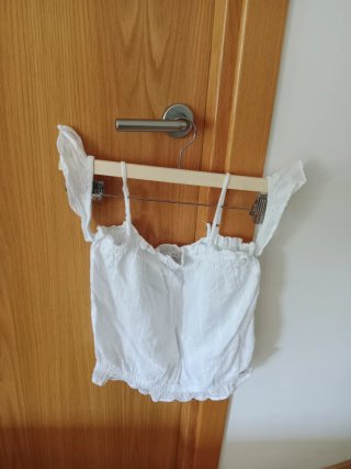 Top blanco con tirantes y volantes,niña 9-10 años.