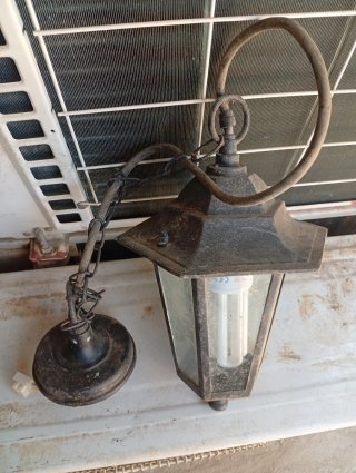 Farol de metal y cristal negro