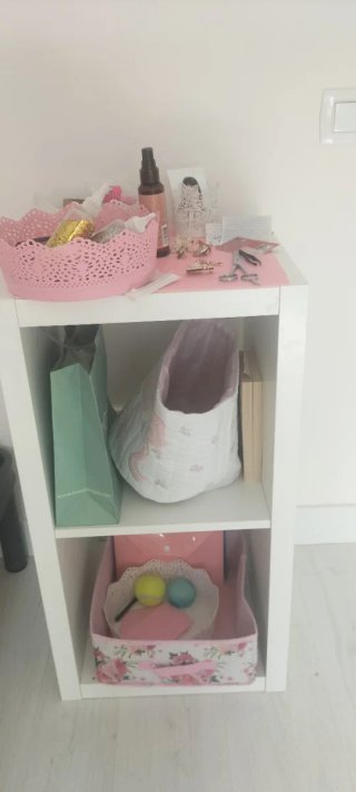 Mueble blanco y rosa