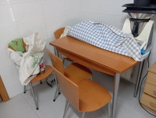 Mesa de cocina con sillas de madera