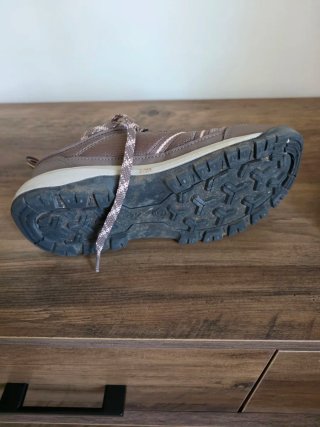 Zapatillas de senderismo marrones y rosas