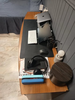 Escritorio de madera con cajones