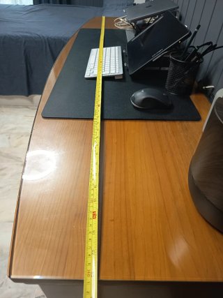 Escritorio de madera con cajones