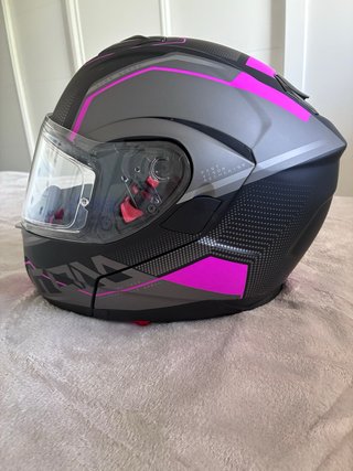 Casco de moto MT negro y fucsia