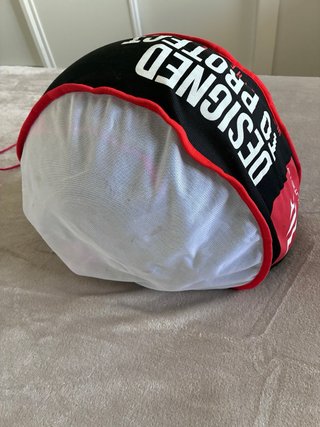 Casco de moto MT negro y fucsia