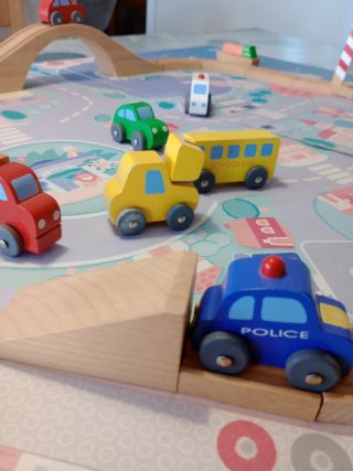 Tren de madera con aldea