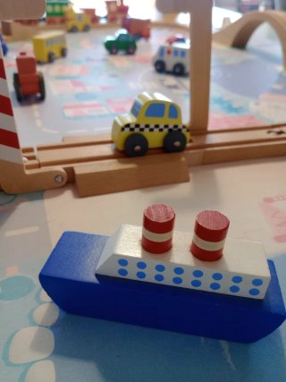Tren de madera con aldea