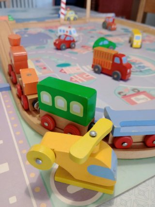 Tren de madera con aldea