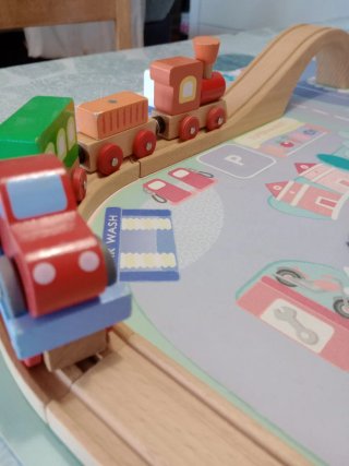 Tren de madera con aldea