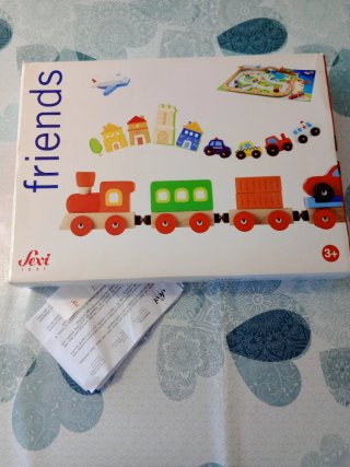Tren de madera con aldea