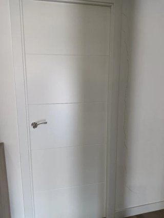 Puerta blanca moderna