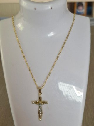 Collar con Crucifijo Dorado y Plateado