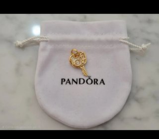 Pandora Charm Llave Oro