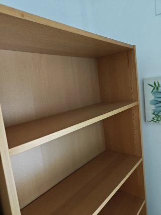 Estantería de madera clara