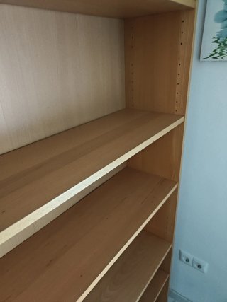 Estantería de madera clara