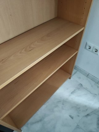 Estantería de madera clara