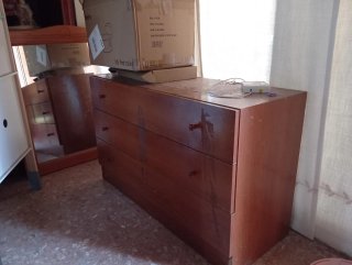 Cajonera de madera marrón