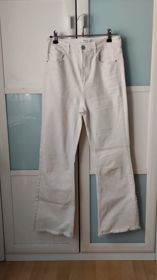 Pantalón vaquero blanco , tiro medio,campana